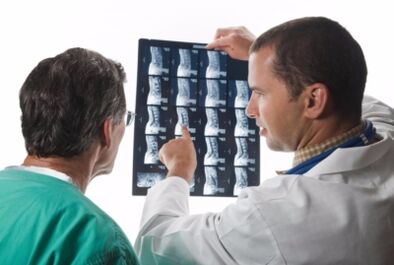 Doktor vypadá páteřní obrázky